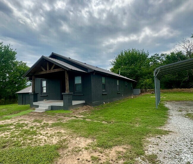 Building Photo - 3 bed 1 bath country house