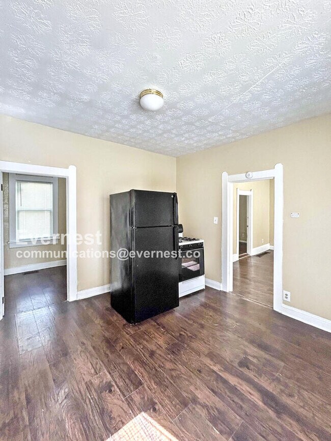 Photo - 1100 E 74th St