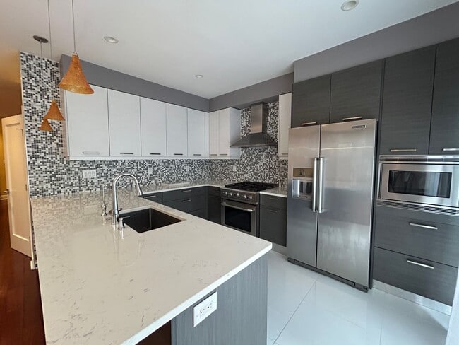 Townhouse with Private Yard in Packer Park - Townhouse with Private Yard in Packer Park