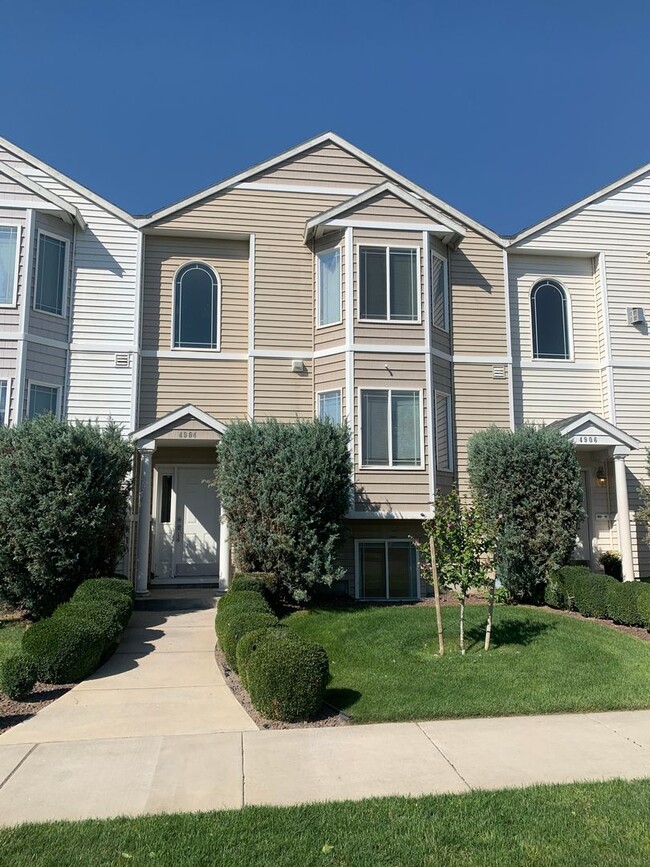 Building Photo - Large Three Bedroom, Three and a Half Bath Townhome in West Pasco!