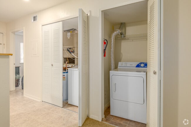 2BR, 2BA - 874SF - Laundry