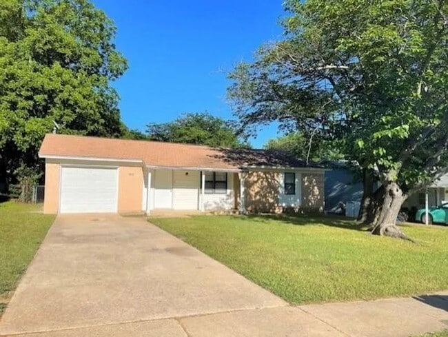 Building Photo - Stylish, Updated, Three Bedroom Home in the heart of Euless