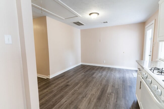 Photo - 305 N Live Oak St Unit apt #2