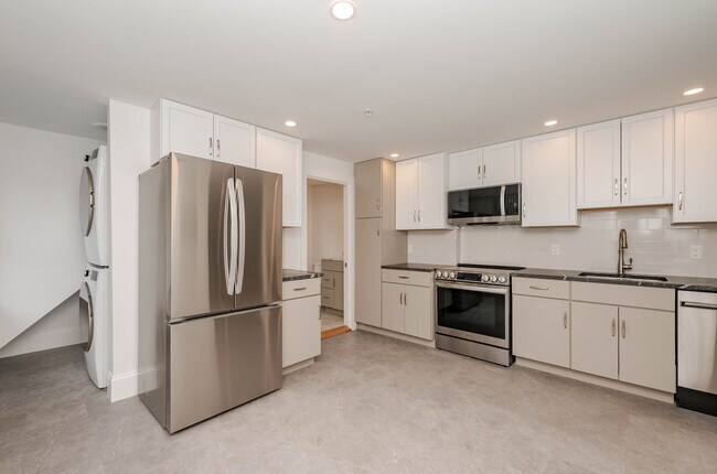 Professional designed custom kitchen with stainless steel appliances - 361 Miller Ave Apartamentos Unidad 3
