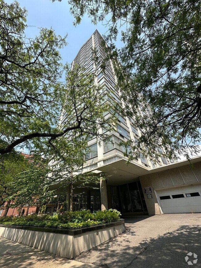 Building Photo - 5757 N Sheridan Rd Unit 17H Rental