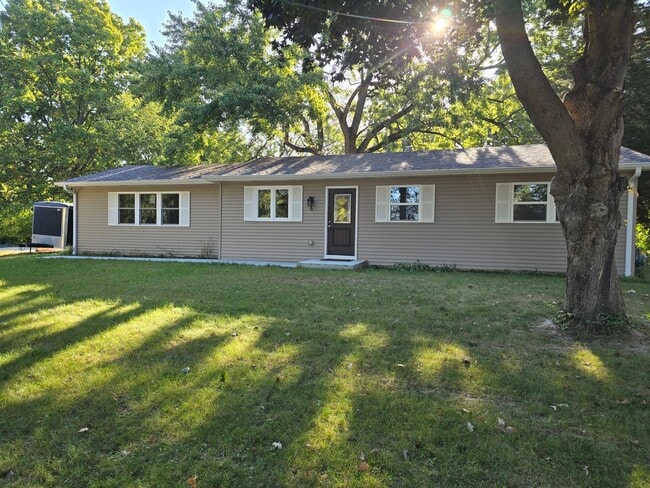 Building Photo - 4 Acorn Ln