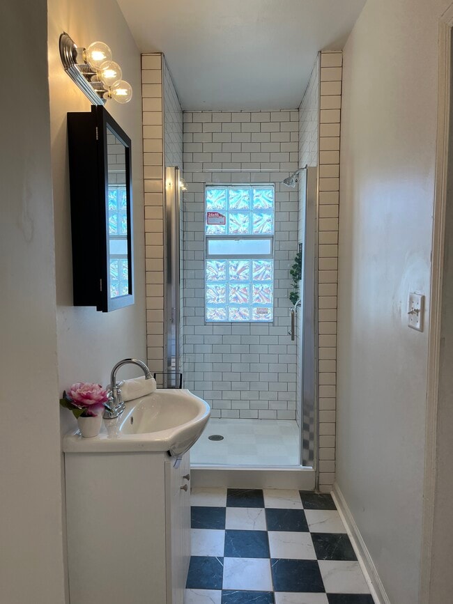 Photo - 128 E Lloyd St