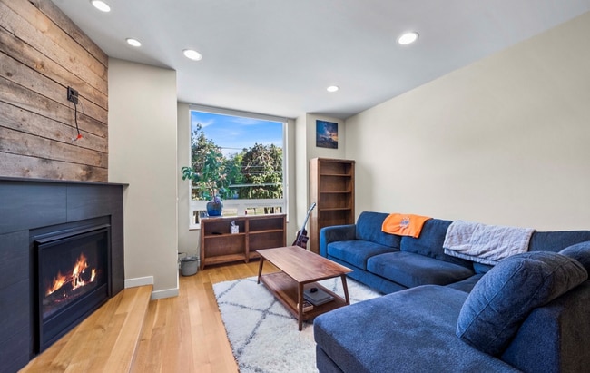 Photo - 2833 3rd Ave W