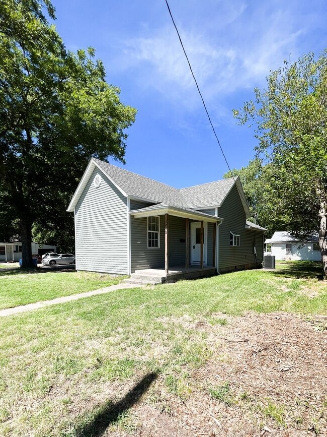 Building Photo - Like NEW 2 Bedroom, 2 Bath House, Appliances Included, Very VERY NICE !!!
