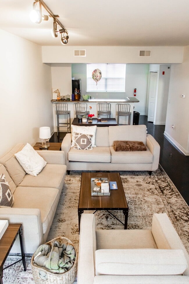 Building Photo - 501 N Walnut