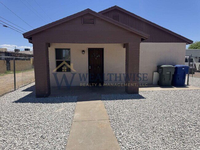 Photo - Freshly Remodeled 2 Bedroom 1 Bath Home for Rent
19 W Michigan Dr Unit A,Tucson, AZ 85714
$950 / ... Unidad A