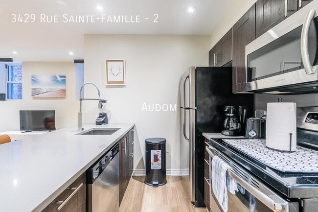 Building Photo - 3429 Rue Sainte-Famille Unit 2