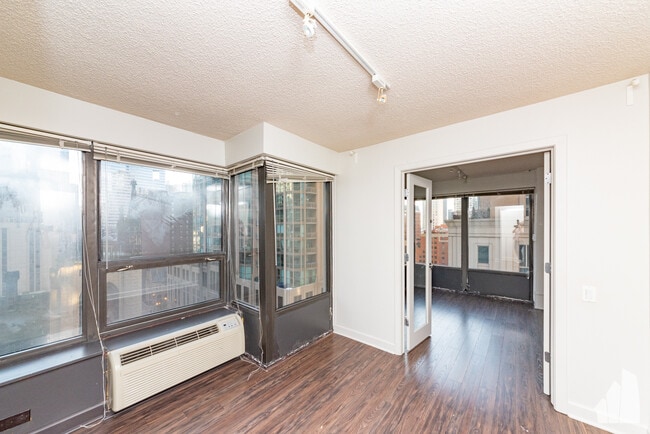 Building Photo - 30 E Huron St Unit 904 Rental