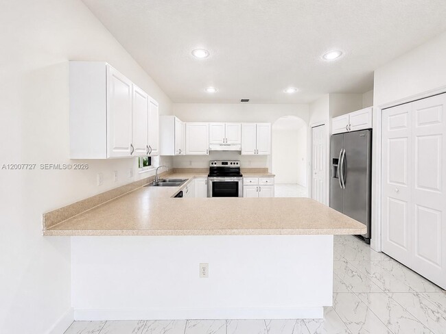 Photo - 841 SW 6th St