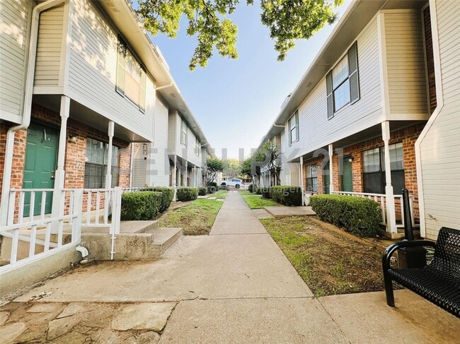 Building Photo - Great 2-Story 2/2.5 Condo Close to UNT For Rent!