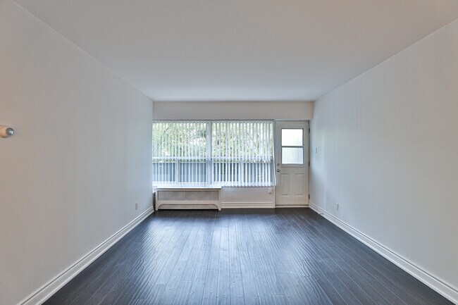 Building Photo - 494 Avenue Rd Unit 1 Bed - Open Concept