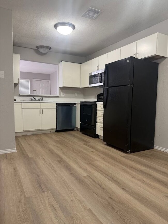 Building Photo - River Crossing - 2BD Townhome - Two Story - Near Downtown - Full Laundry - Small Yard - Reserved ...