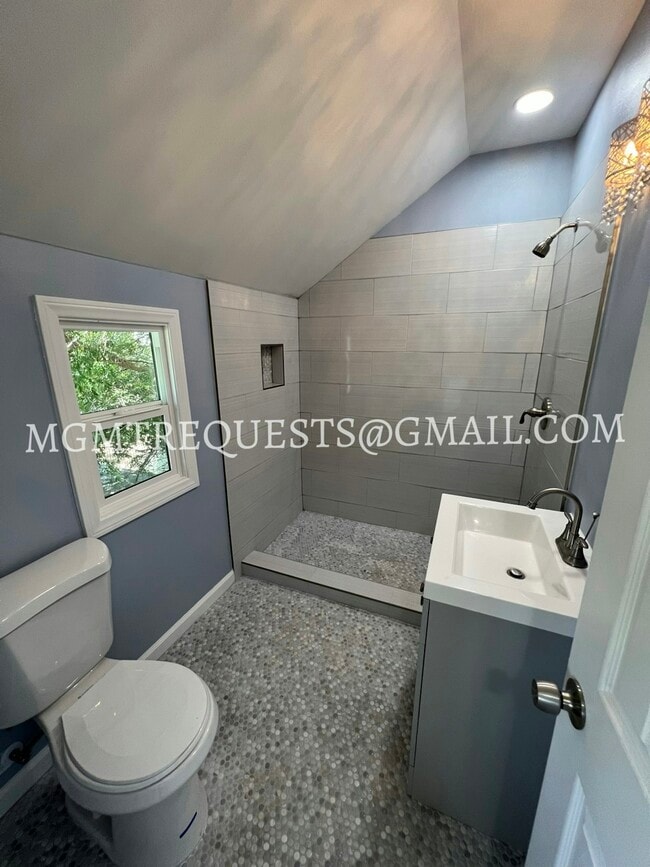 Photo - 1025 S Victoria Ave Unidad B