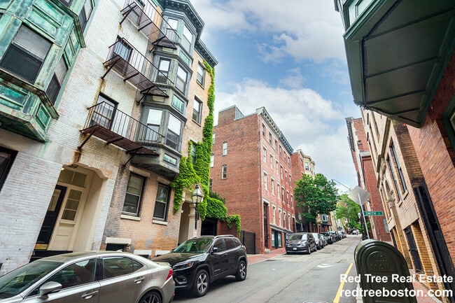 51 Joy St Unit 1R