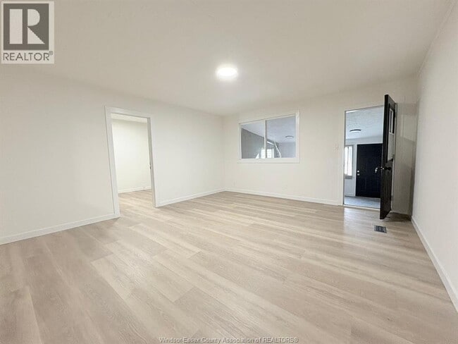 Photo - 1370 Wyandotte St E