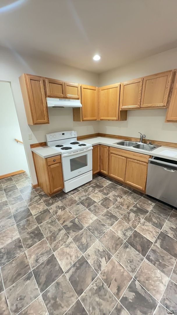 Photo - AVAILABLE NOW! 6 bed/2 bath House Walking ...