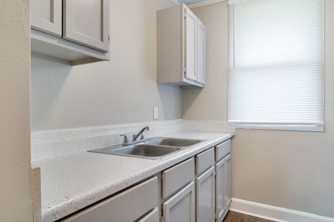 Photo - Lovely renovated 2 Bedroom in Broussard Unit F3