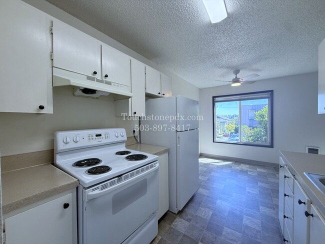 Photo - FREE Reserved Parking!!! Bright Sellwood 1 Bed Apartment w/New Carpet Unit 5804-1