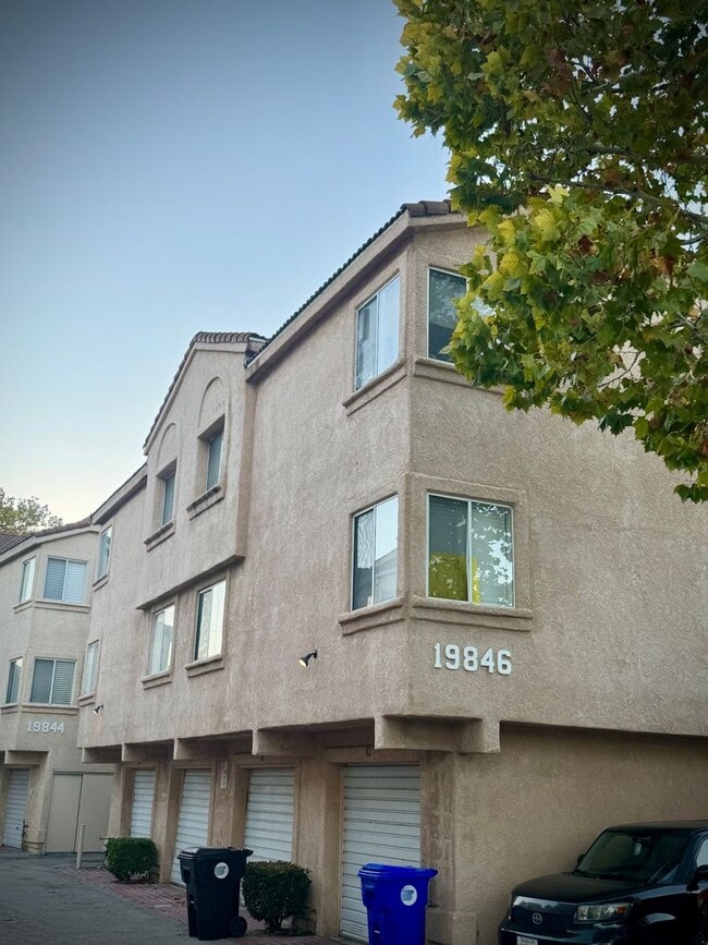 Building Photo - Spacious 3 bedroom condo Unit 81