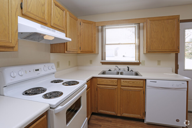 Bi Level - Kitchen - Sylvan View Estates Apartments