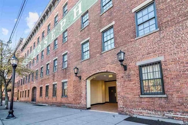Building Photo - 227 Christopher Columbus Dr Unit 311b Rental