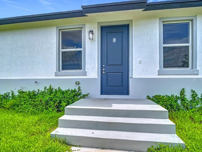 Photo - 260 Rotonda Blvd W