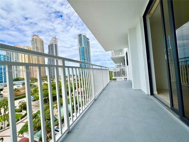 Photo - 210 174th St Unidad 716