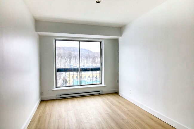 Building Photo - 1 Chem. de la Côte-Sainte-Catherine Unit 905