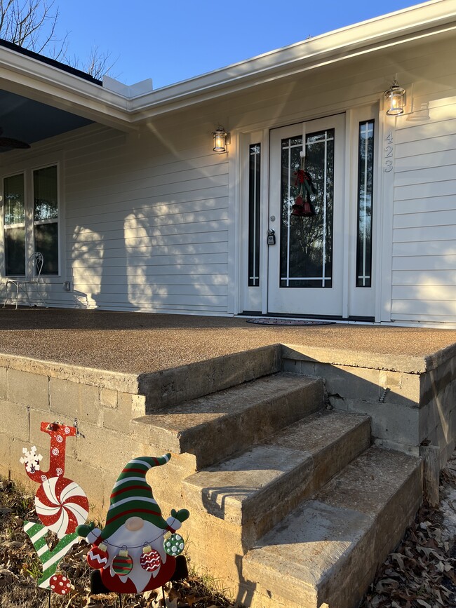 Front porch. - 423 Fairmont Ave House