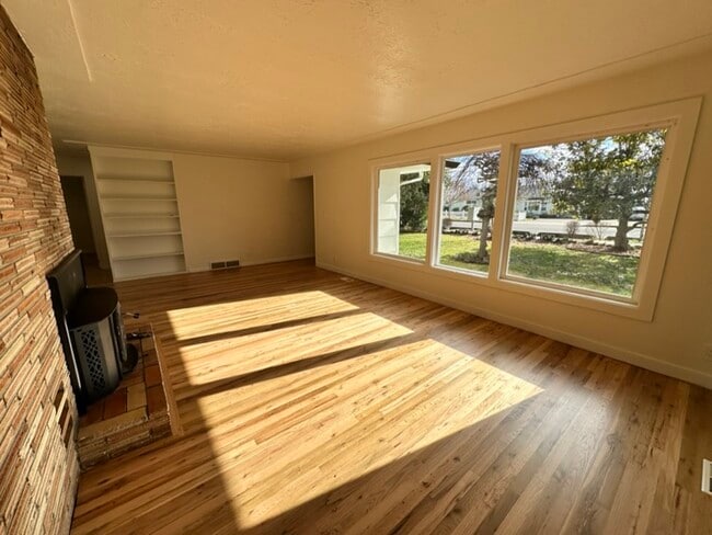 Photo - 931 Chemawa Rd N