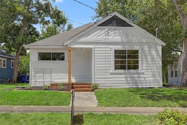 Building Photo - 632 University Ave