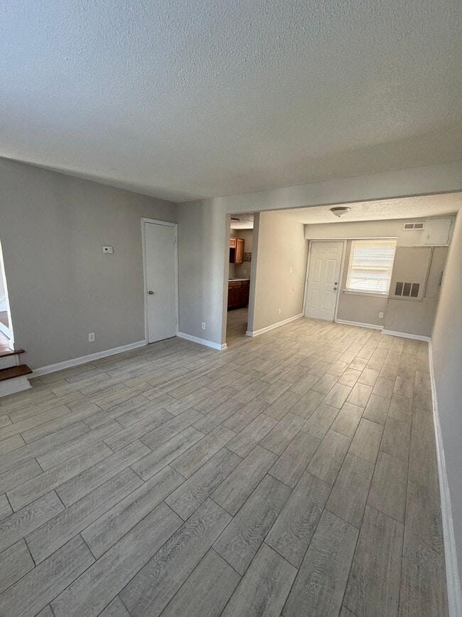 Building Photo - Spacious 2bedroom Townhome