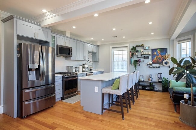 Building Photo - 23-25-25 Bowdoin Ave Unit 4