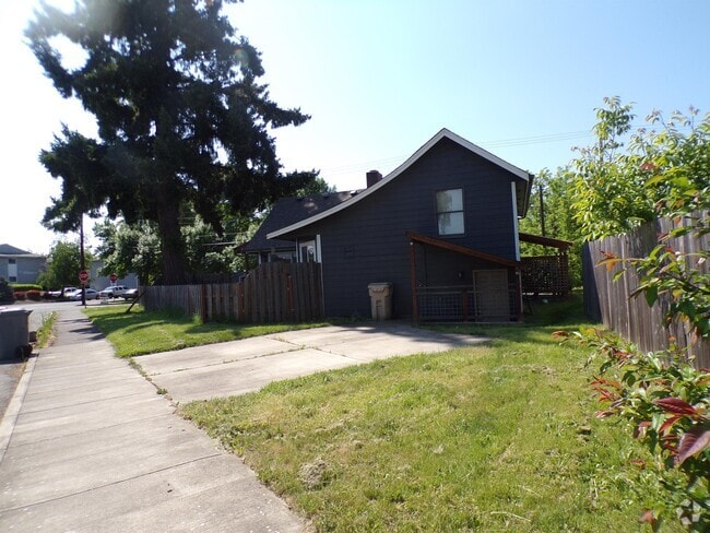 Building Photo - 2305 NW Fillmore Ave Rental