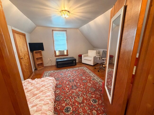 Building Photo - 132 Cherry St Unit 3