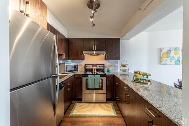 1BR, 1BA - 713 SF