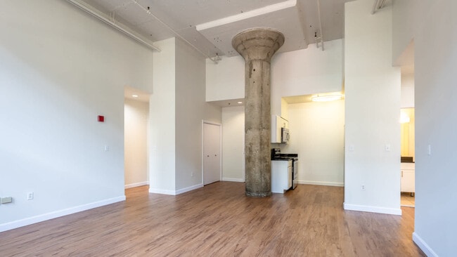 Sala de estar con piso de superficie dura