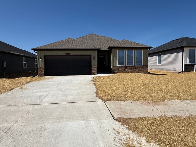 Building Photo - Stunning 4-Bedroom Home