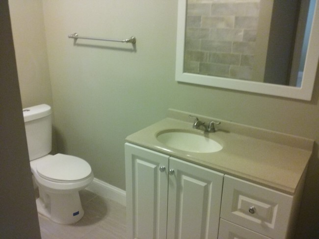 Bathroom 1 - 111 N Troy Ave Condominio Unidad Downbeach Suite