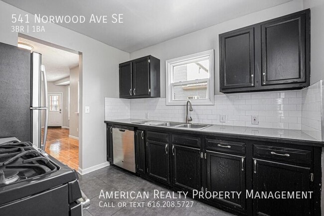 Photo - 541 Norwood Ave SE