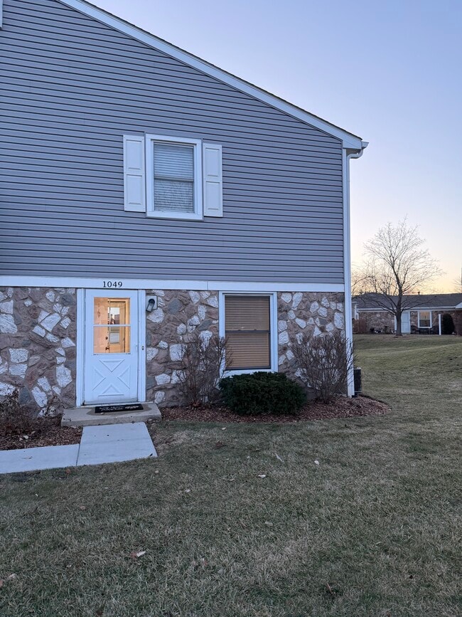 Building Photo - 1049 Newport Harbor