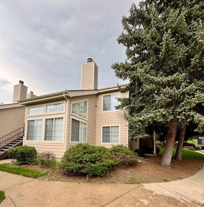 Building Photo - 2 Bedroom 1 Bath In Aurora Available NOW!! Rental