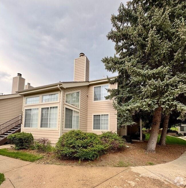 Building Photo - 2 Bedroom 1 Bath In Aurora Available NOW!! Rental