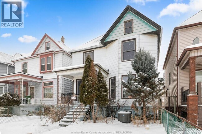 Photo - 722 Dougall Ave