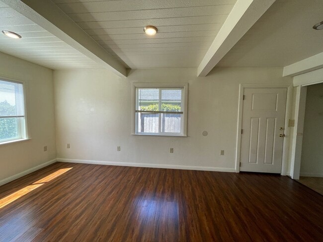 Photo - Beautiful and Spacious Pet-Friendly Home with 4 bedrooms, 2 bathrooms